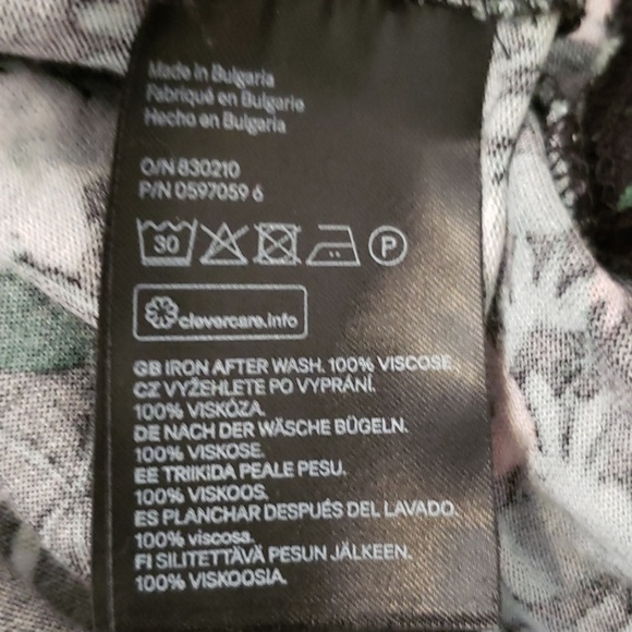 NWOT H&M beautiful flower print frilled shoulder - Picture 4 of 4